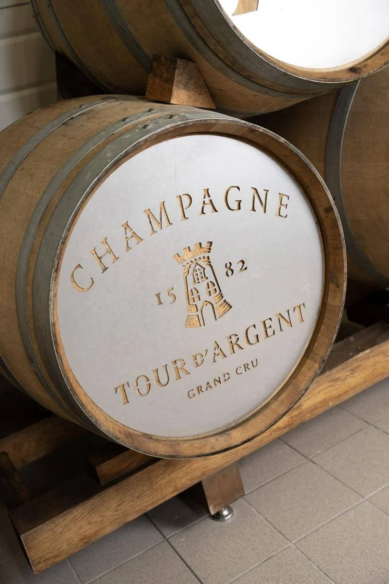 Un fût « Tour d'Argent Grand Cru » dans les chais